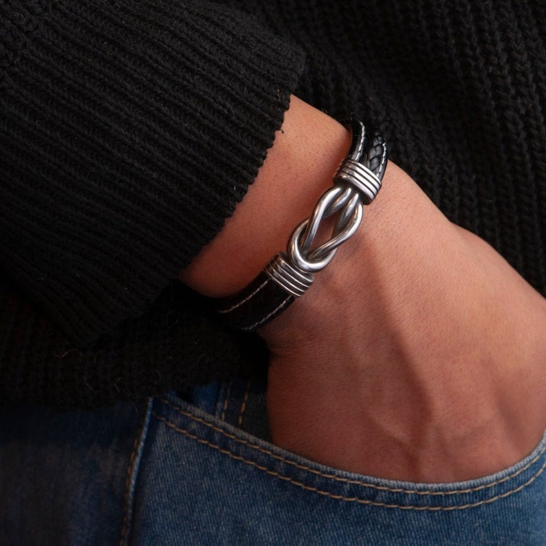 Leren herenarmband, ideaal cadeau voor zoon; een stijlvol sieraad en symbool van familieliefde.