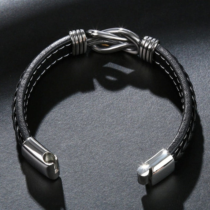 Detailfoto van de gevlochten leren herenarmband, robuust en comfortabel om te dragen, voor zoon.