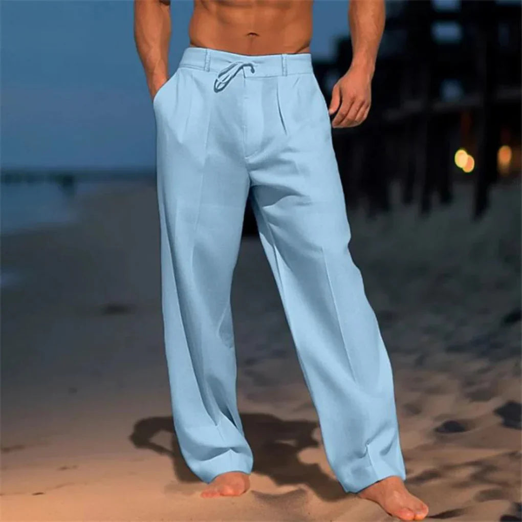 Opgevouwen heren linnen broek in een lichte kleur, ademend en comfortabel voor een zomerse, casual en chique look.
