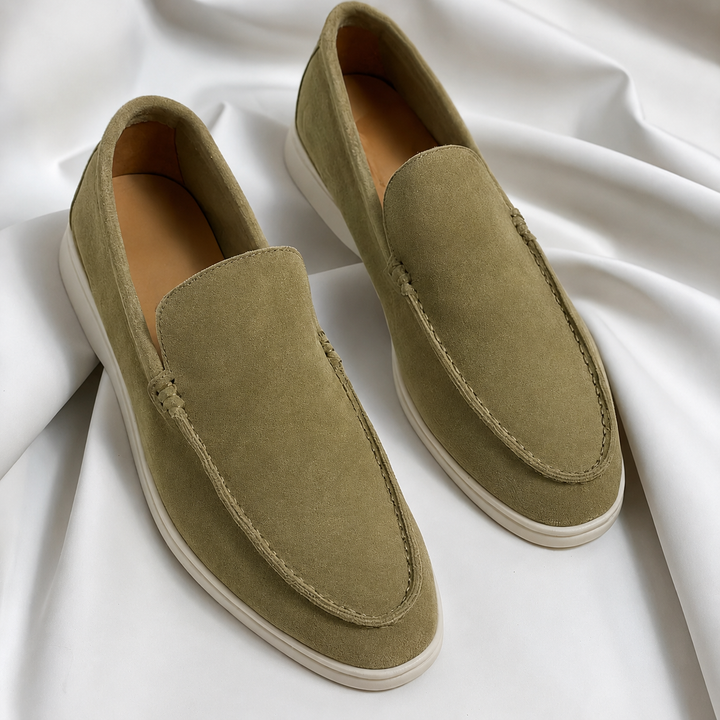 Smart-casual heren loafers met ronde neus en moderne witte zool, perfect als comfortabele slip-on schoenen.