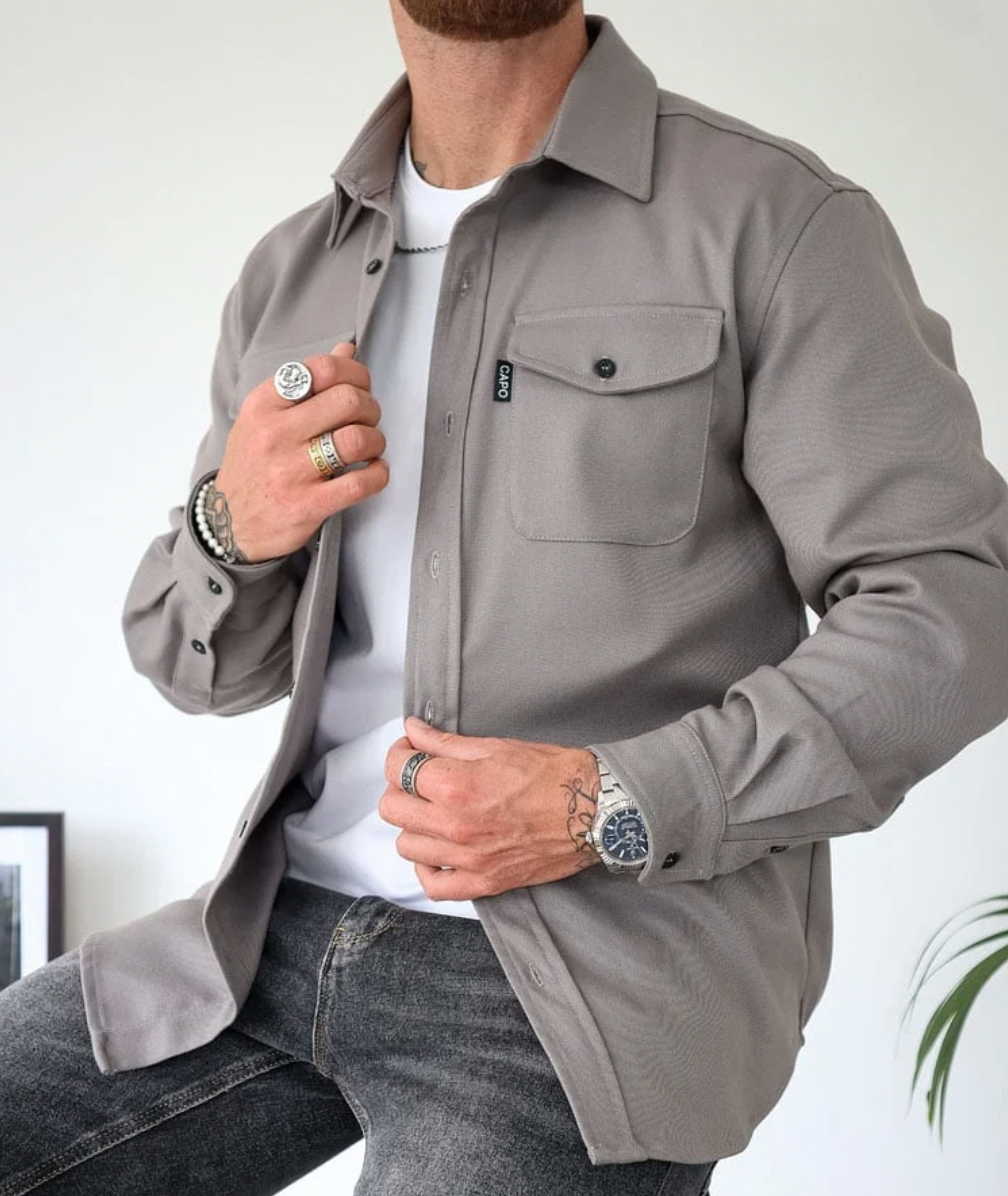 Close-up van de borstzakken op een heren longsleeve overhemd, functioneel en stijlvol design.