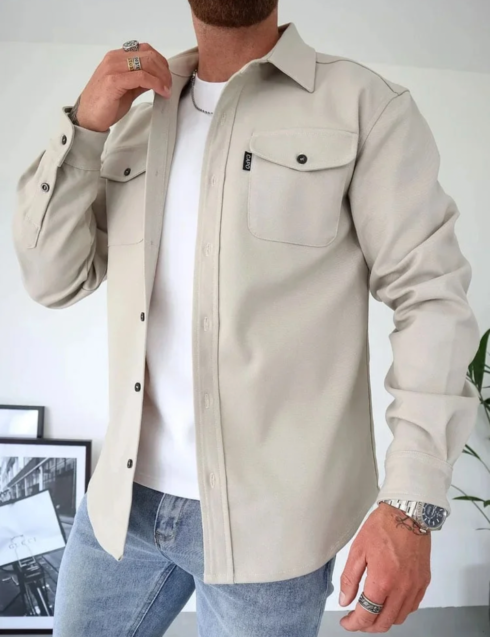 Man draagt een modern heren longsleeve overhemd met zakken, casual en tijdloos design.