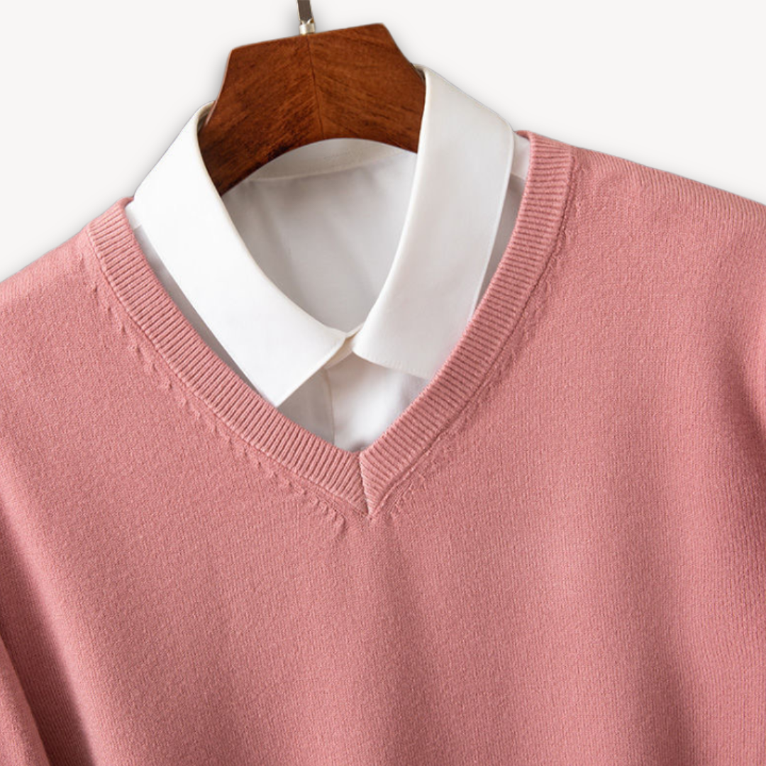 Casual-chique cashmere heren trui met V-hals, perfect voor ontspannen en elegante momenten.