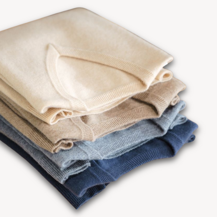 Gedetailleerde foto van een luxe cashmere heren V-hals trui, toont fijne weving en V-hals.