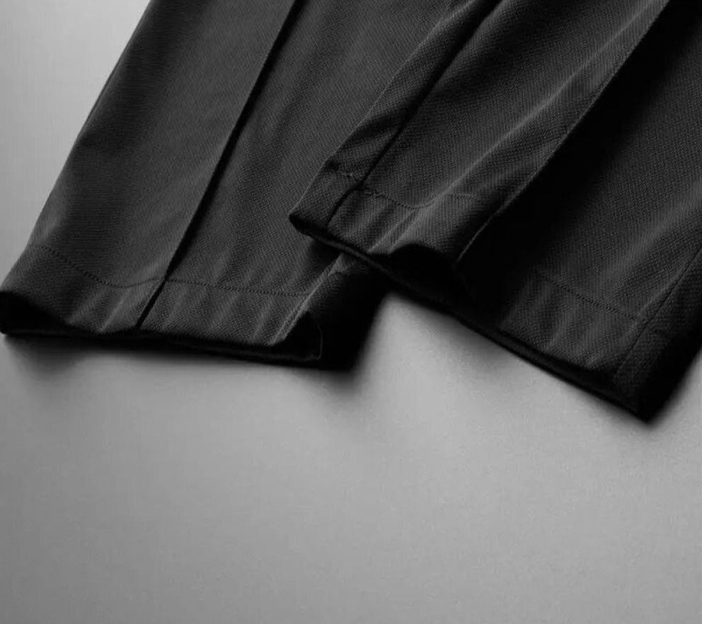 Model toont de complete heren tweedelige set: poloshirt en pantalon voor zomerlook.