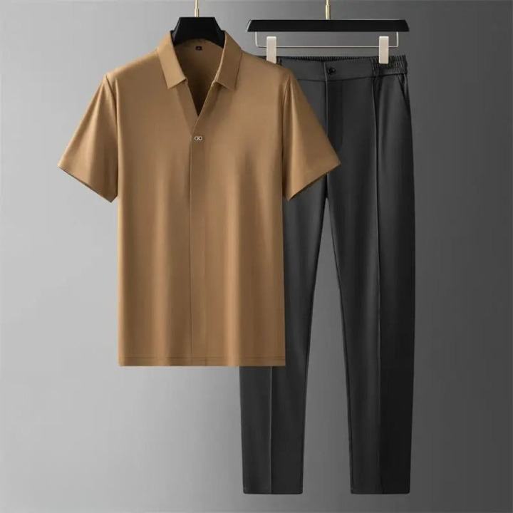 Elegante herenset: luxe poloshirt en verfijnde pantalon voor stijlvolle zomeravonden.
