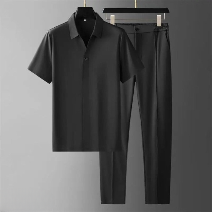Herenkleding lente/zomer: comfortabele tweedelige set met stijlvol poloshirt en casual pantalon.