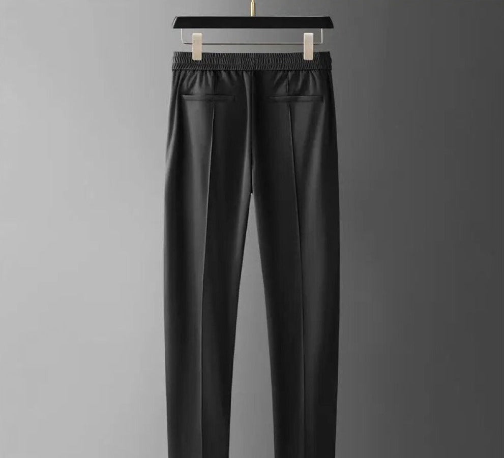 Luxe herenset: hoogwaardig poloshirt en bijpassende pantalon voor zomerse elegantie.