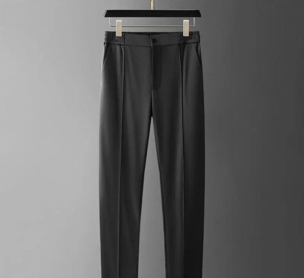 Tweedelige zomerkleding voor heren: ademend poloshirt en lichte pantalon.