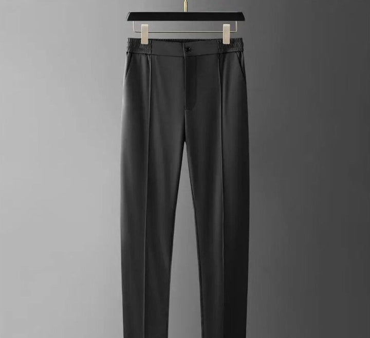 Tweedelige zomerkleding voor heren: ademend poloshirt en lichte pantalon.