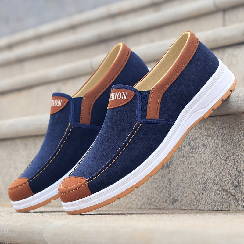 Stijlvolle blauwe heren canvas instappers van Matteo. Ideaal voor zomerse dagen, comfortabel en ademend.
