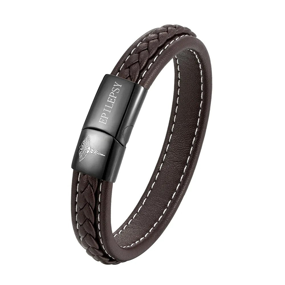 Detailopname: gegraveerd medisch symbool op heren alert armband. Duidelijk en informatief.