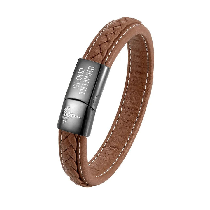 Zilverkleurige heren medische alert armband gecombineerd met andere sieraden. Trendy en veilig.