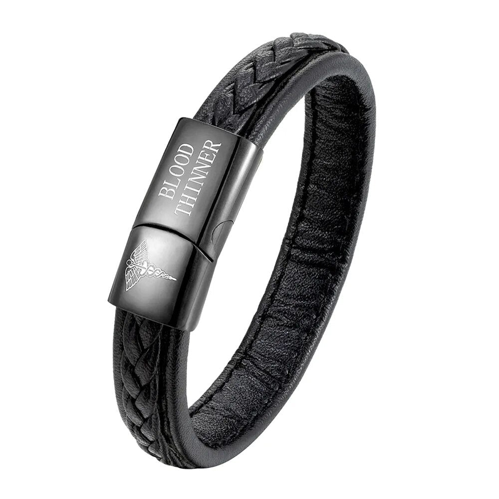 Stijlvolle medische alert armband voor heren. Zilverkleurig design, combineert veiligheid met elegantie.