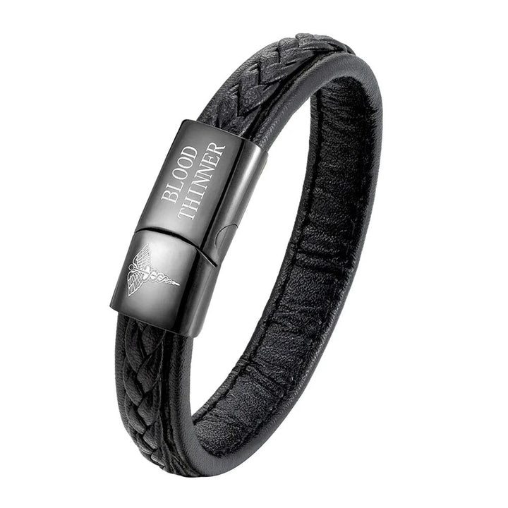 Stijlvolle medische alert armband voor heren. Zilverkleurig design, combineert veiligheid met elegantie.