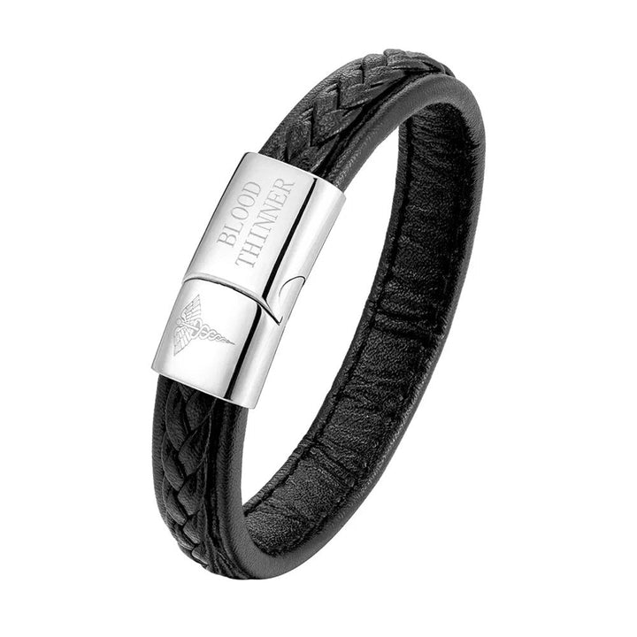 Gegraveerde alert armband voor heren, toont belangrijke medische details zoals diabetes of allergieën.