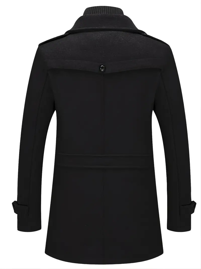 Zwarte heren overjas in militaire stijl met dubbele knopen. Elegante, tijdloze winterbovenkleding voor heren.