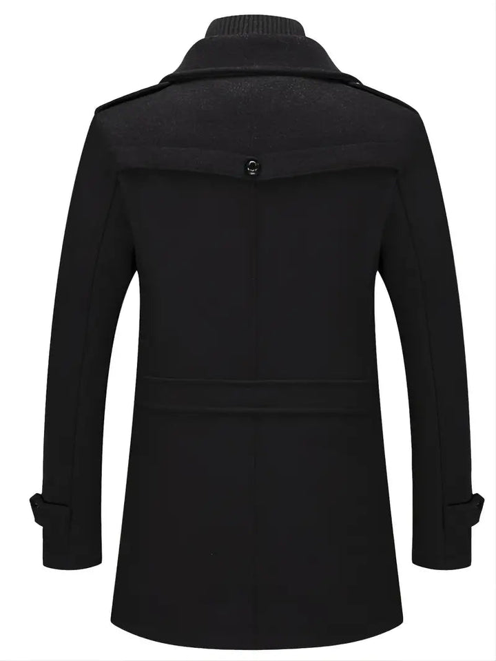 Zwarte heren overjas in militaire stijl met dubbele knopen. Elegante, tijdloze winterbovenkleding voor heren.