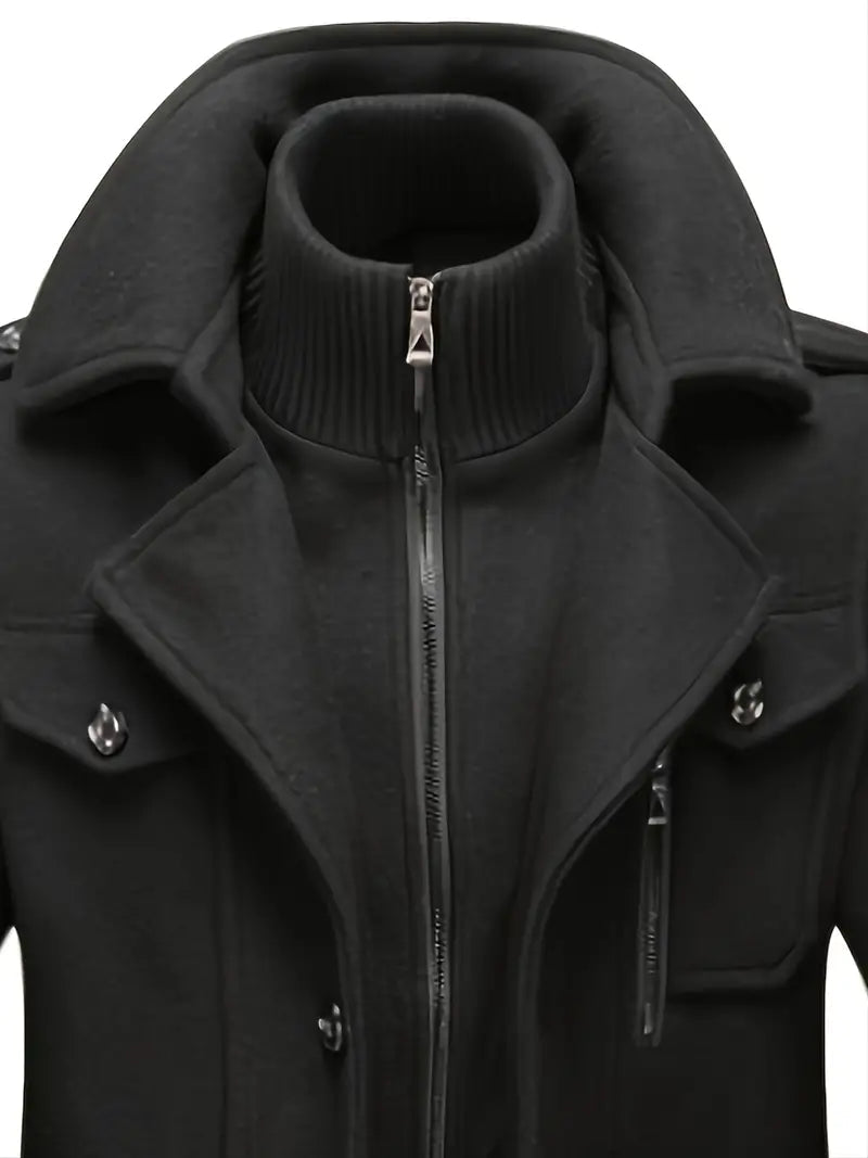 Bruine heren militaire overjas. Stijlvolle dubbele knoopsluiting, perfect als klassieke winterjas voor mannen.