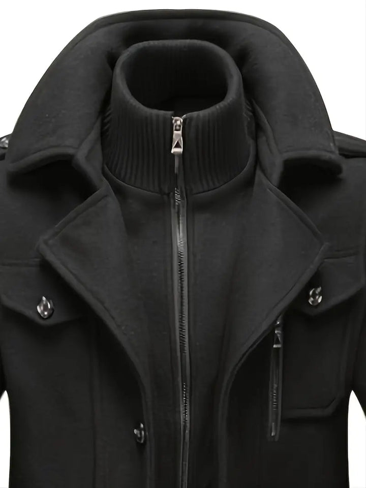 Bruine heren militaire overjas. Stijlvolle dubbele knoopsluiting, perfect als klassieke winterjas voor mannen.