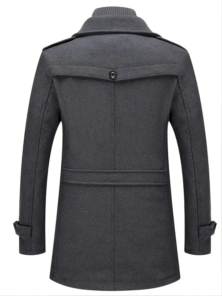 Tijdloze heren overjas met dubbele knoopsluiting. Militaire stijl bovenkleding, ideaal voor koude winterdagen.