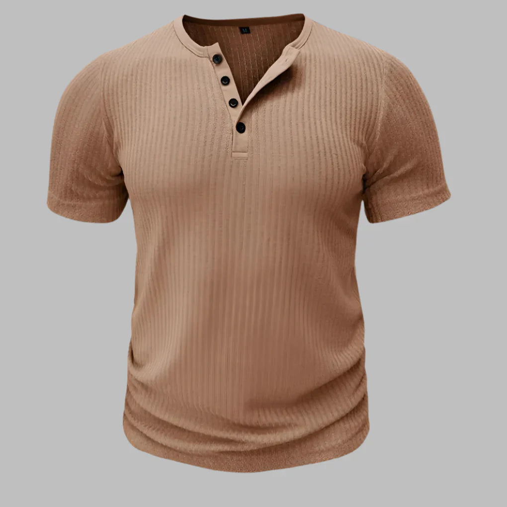 Modern heren Henley t-shirt in slim-fit model, met korte mouw en knoopsluiting. Ideaal als basislaag of casual zomer t-shirt.