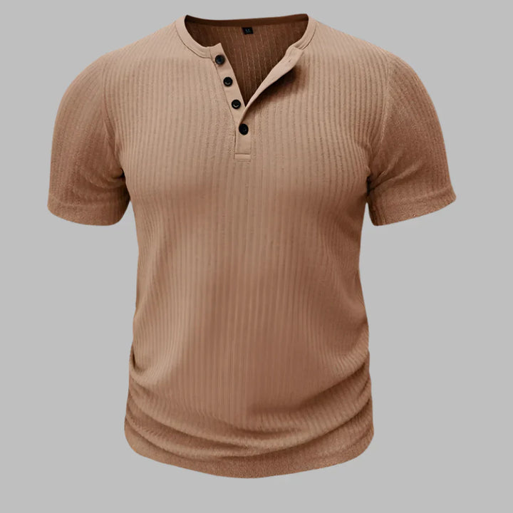 Modern heren Henley t-shirt in slim-fit model, met korte mouw en knoopsluiting. Ideaal als basislaag of casual zomer t-shirt.