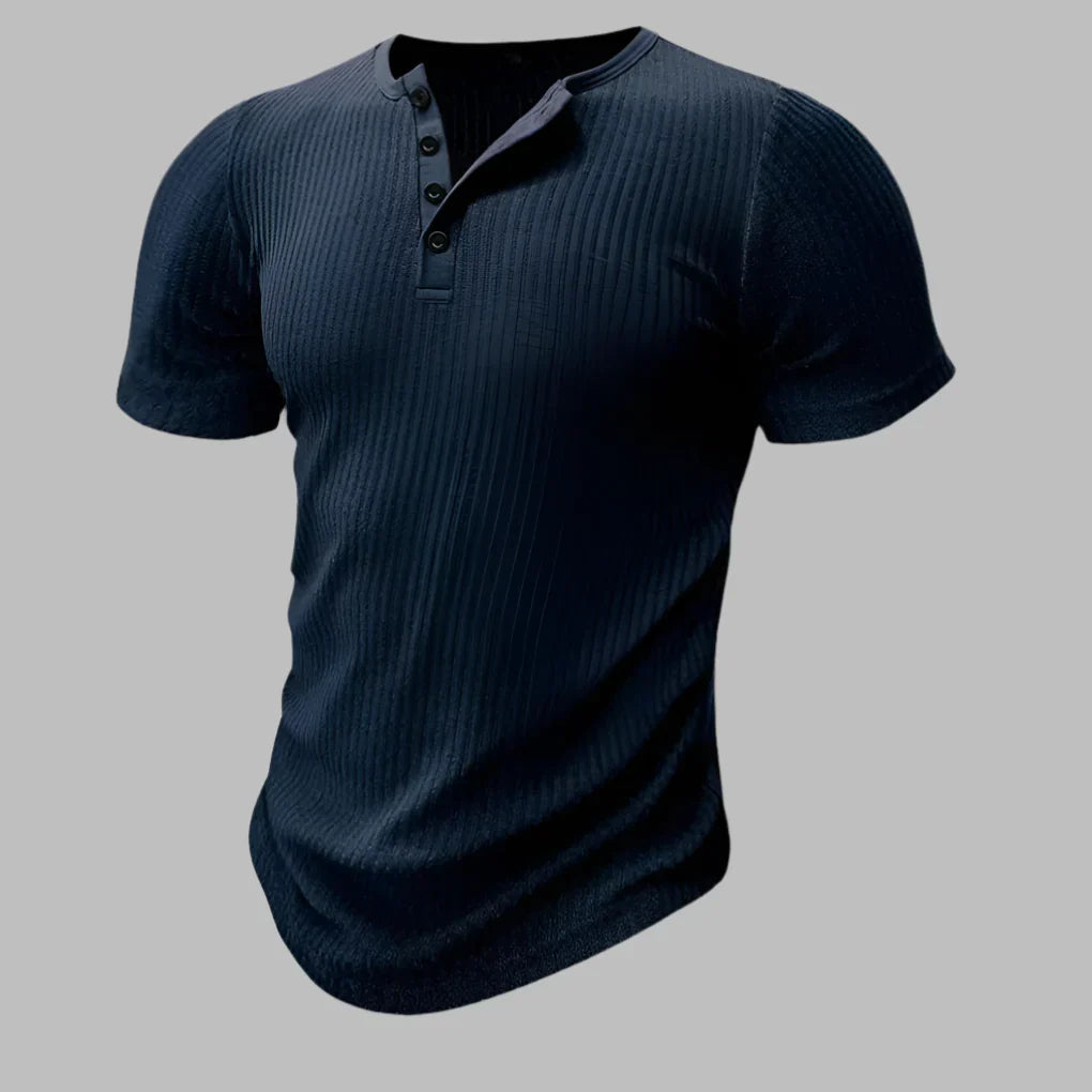 Heren muscle-fit t-shirt, Henley stijl, voor een strakke en comfortabele pasvorm. Geschikt als sportkleding of casual herenmode.