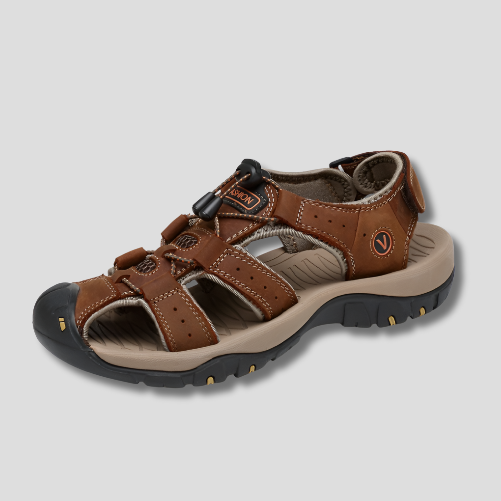 Heren orthopedische sandalen gedragen, demonstreren comfort en stijl tijdens zomerse wandelingen.