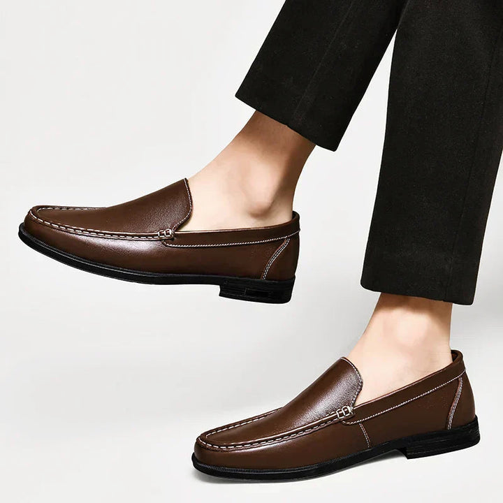 Heren draagt bruine orthopedische loafers: Toont comfort en stijl voor een casual outfit, met optimale voetondersteuning.