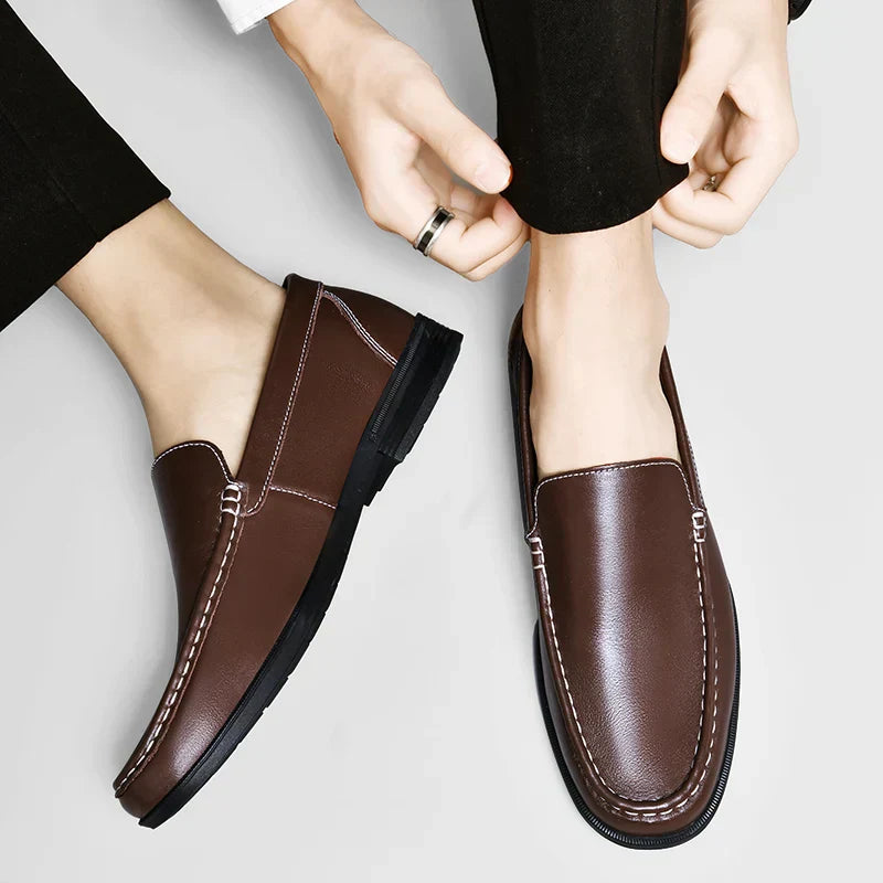 Man in zwarte instap loafers: Elegante keuze voor zakelijke kleding, biedt comfort en professionele uitstraling.