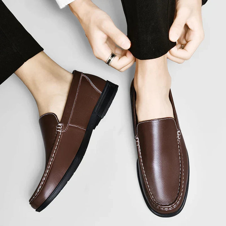 Man in zwarte instap loafers: Elegante keuze voor zakelijke kleding, biedt comfort en professionele uitstraling.