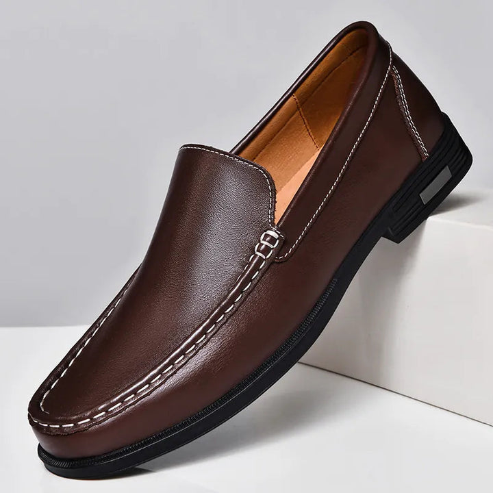 Paar orthopedische heren instap loafers: Zwarte en bruine opties met comfort en stijl voor elke gelegenheid.