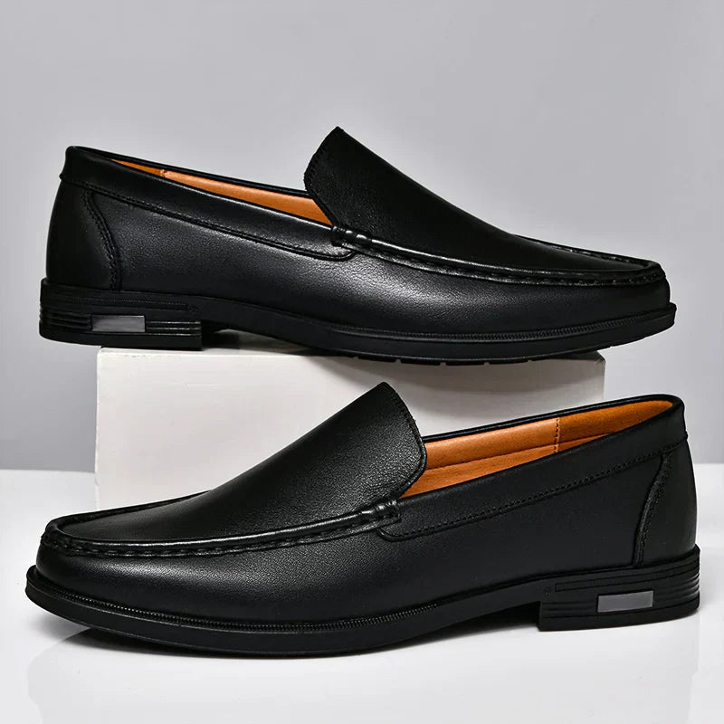Zwarte heren orthopedische instappers: Elegante casual schoenen met superieur comfort en voetondersteuning.