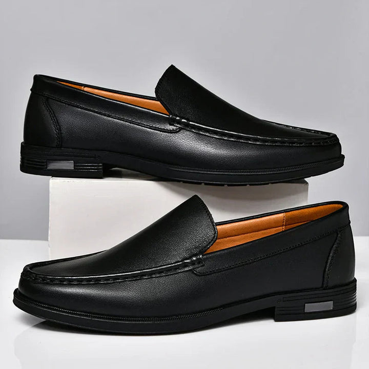 Zwarte heren orthopedische instappers: Elegante casual schoenen met superieur comfort en voetondersteuning.