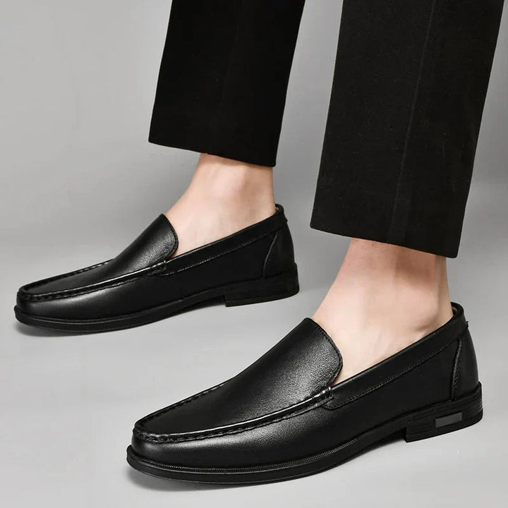Stijlvolle zwarte orthopedische instap loafers: Zakelijke en casual herenschoenen met instapgemak en comfort.