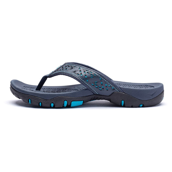 Blauwe orthopedische slippers heren op het strand, klaar voor een zomerse dag.