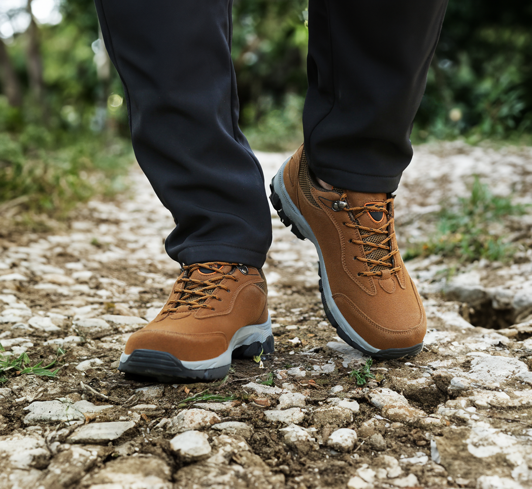 Gedetailleerd shot van de zool van de duurzame orthopedische wandelschoenen voor heren, met extra grip profiel.