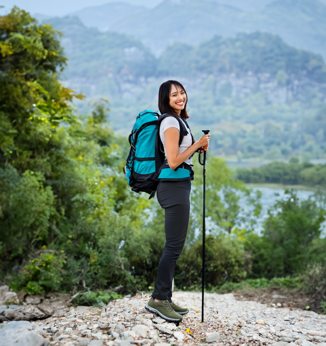 Een paar bruine orthopedische wandelschoenen voor heren, klaar voor elk outdoor avontuur met comfort en duurzaamheid.