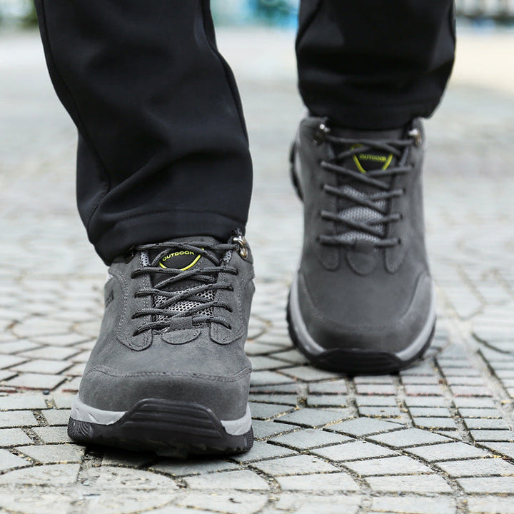 Orthopedische heren outdoorschoenen in een moderne grijstint, ontworpen voor grip, stabiliteit en pijnvrij wandelen.