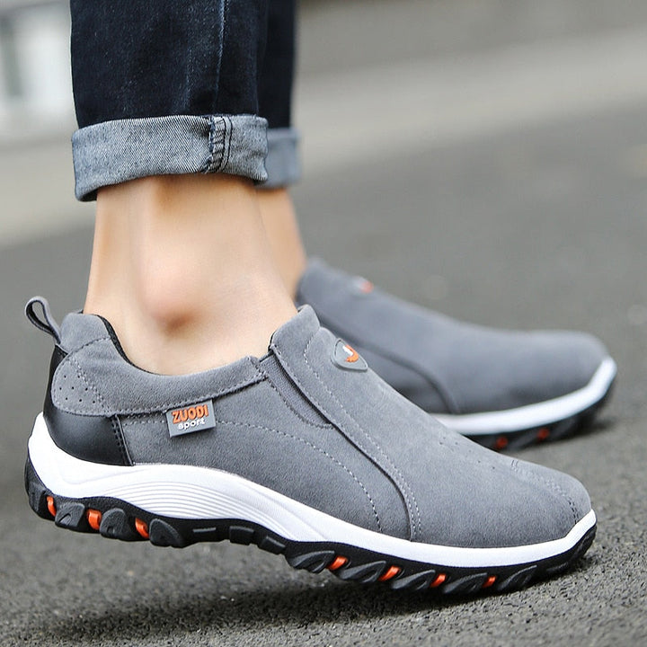 Heren Oscar outdoor wandelschoenen, zij-aanzicht. Stevige schoen voor comfort en grip tijdens wandelen & trekking.