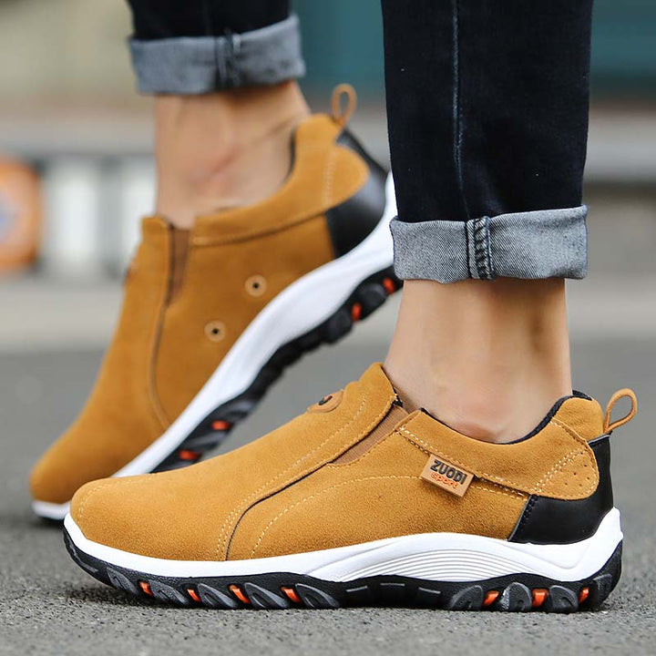 Oscar heren outdoor wandelschoenen gedragen in natuurlijke omgeving. Ideaal voor wandelen, trekking & citytrips.