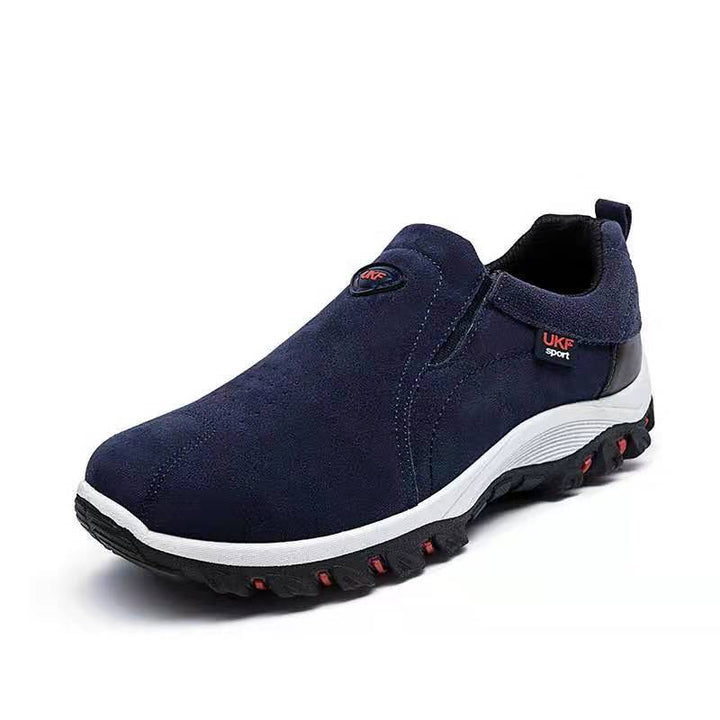 Man draagt Oscar heren outdoor wandelschoenen; perfecte pasvorm en comfort voor lange wandelingen en sportieve activiteiten.