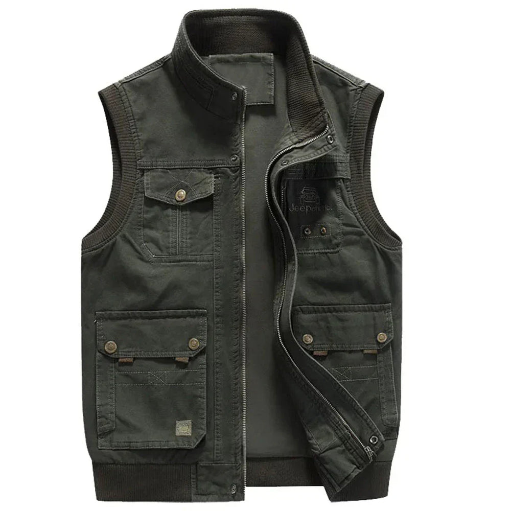 Groen heren wandelvest Magnus, functioneel utility vest voor avontuurlijke wandelingen en trektochten.