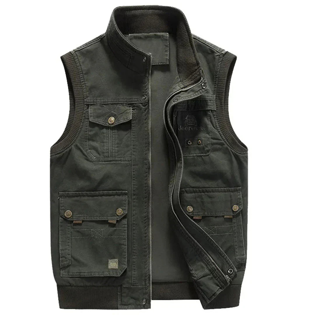 Groen heren wandelvest Magnus, functioneel utility vest voor avontuurlijke wandelingen en trektochten.