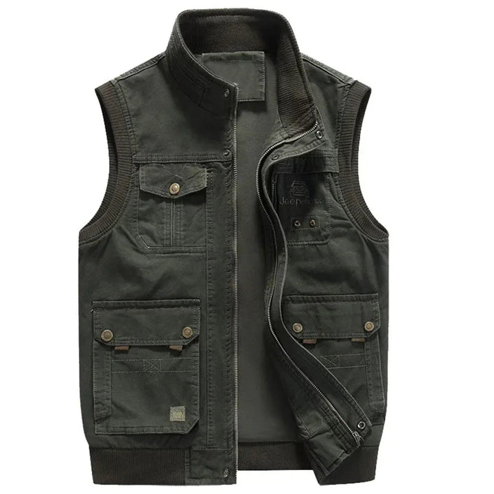 Groen heren wandelvest Magnus, functioneel utility vest voor avontuurlijke wandelingen en trektochten.
