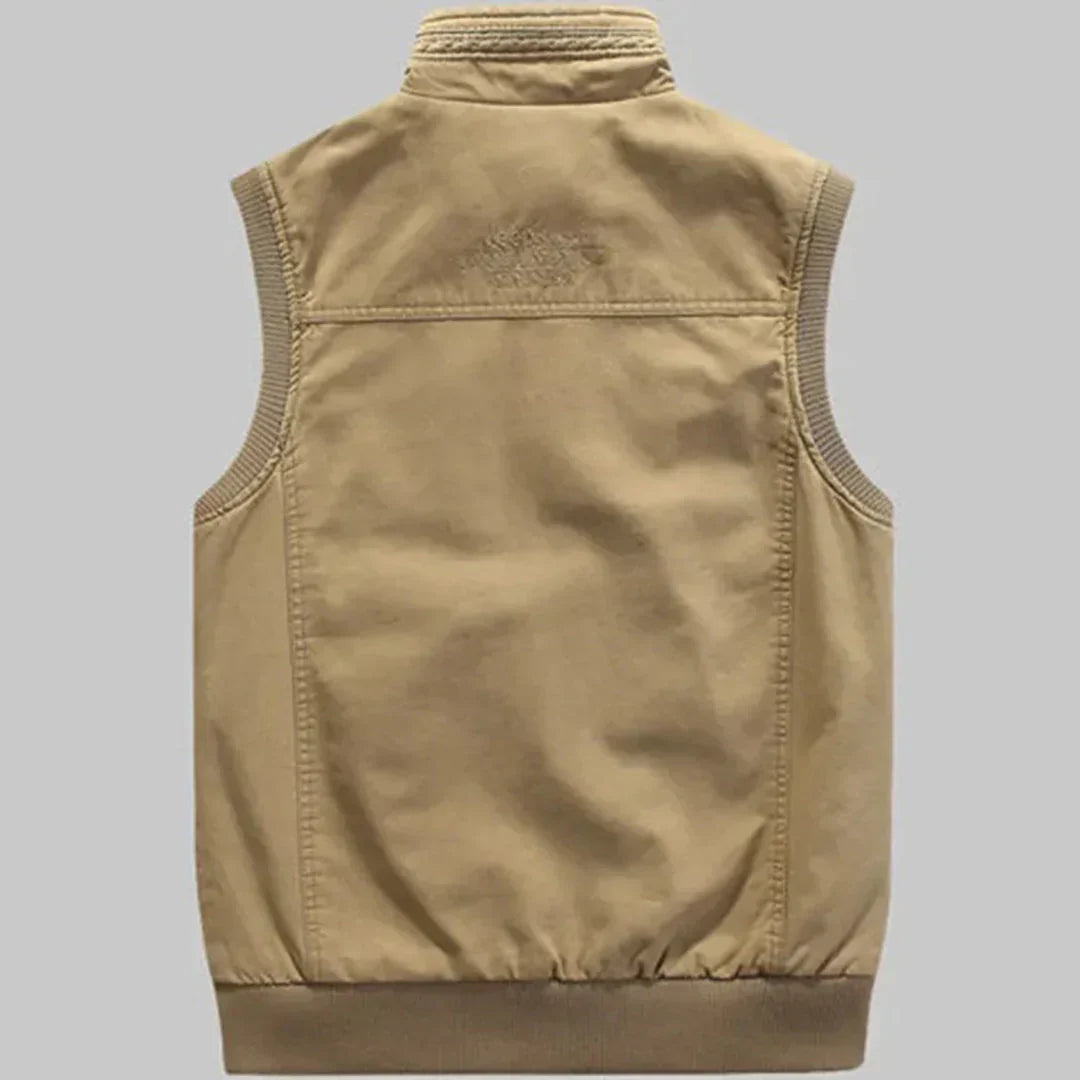 Khaki heren reisvest Magnus, praktisch visvest met veel opbergruimte voor je avonturen.