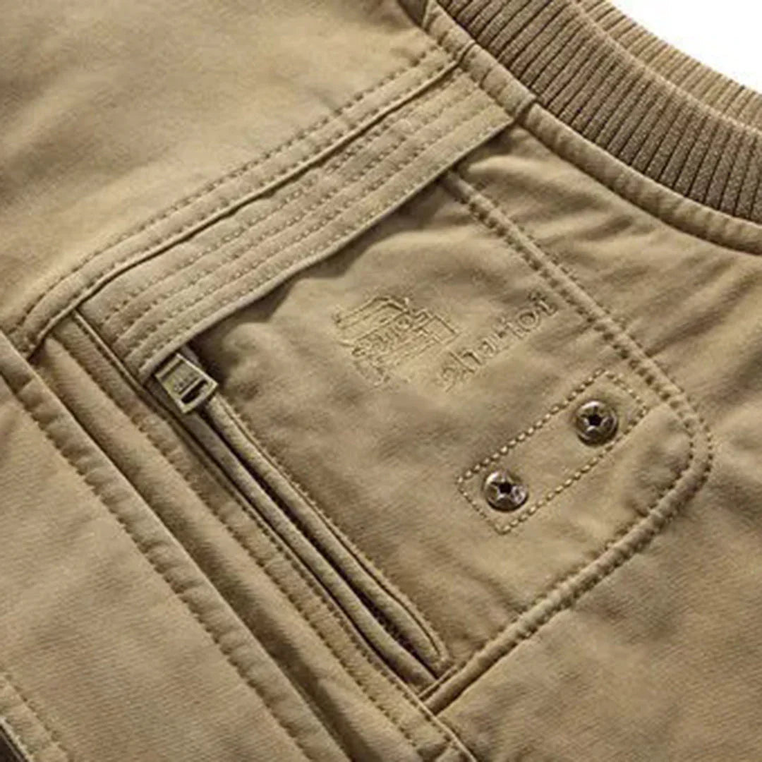 Functioneel heren utility vest Magnus, met diverse zakken, ideaal voor buitenactiviteiten en reizen.