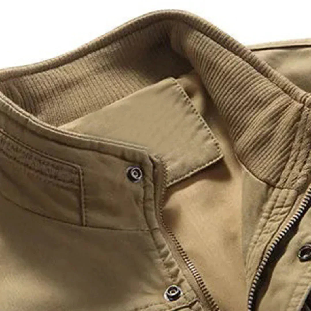 Comfortabel heren outdoor vest Magnus, functioneel voor avontuur en stijlvol voor heren mode.