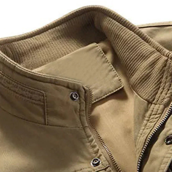 Comfortabel heren outdoor vest Magnus, functioneel voor avontuur en stijlvol voor heren mode.